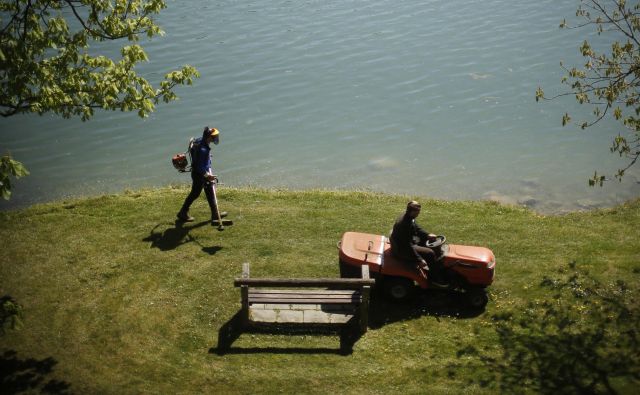 Marsikdo bi si želel ukrep, ki ga je mogoče koristiti od razglasitve epidemije 13. marca, ohraniti še dlje. FOTO: Jure Eržen/Delo