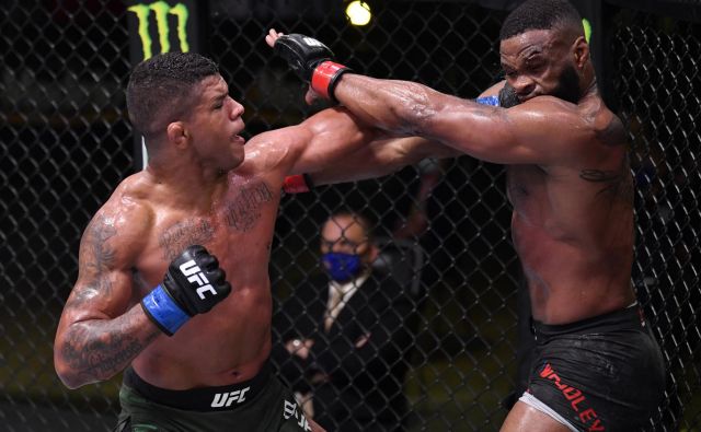 Gilbert Burns (levo) je že v uvodni rundi dobro zadel Tyrona Woodleyja. FOTO: Usa Today Sports