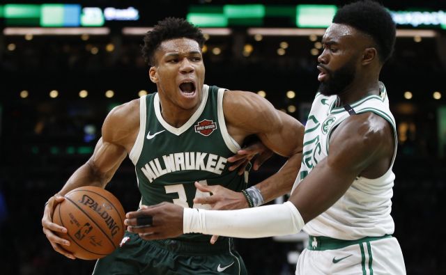 Jaylen Brown (desno) in eden prvih zvezdnikov lige NBA Giannis Antetokounmpo. FOTO: Usa Today Sports