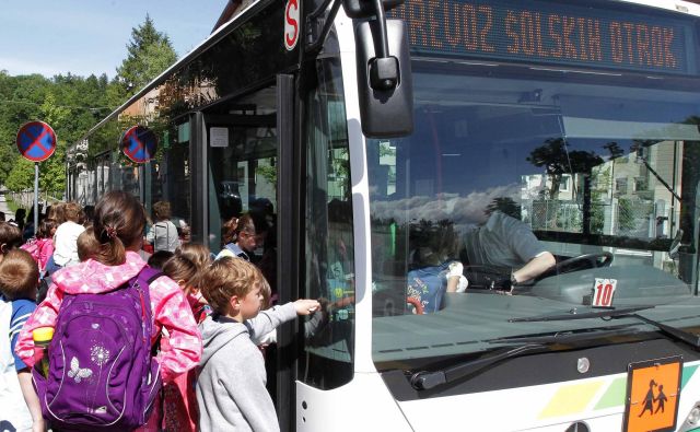V 50-sedežnem avtobusu se po priporočilih NIJZ lahko pelje 14 otrok, zato ravnatelji opozarjajo, da dosledno upoštevanje priporočil ni možno. NIJZ pri tem ne namerava popustiti. (Fotografija je simbolična.) FOTO: Ljubo Vukelič