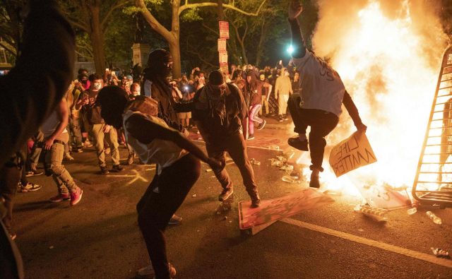 Protesti in kaos so se iz Minnesote razširili v druge dele države in kitajski uporabniki interneta so navdušeni, so zapisali v kitajskem partijskem glasilu <em>Global Times</em>. Foto AFP