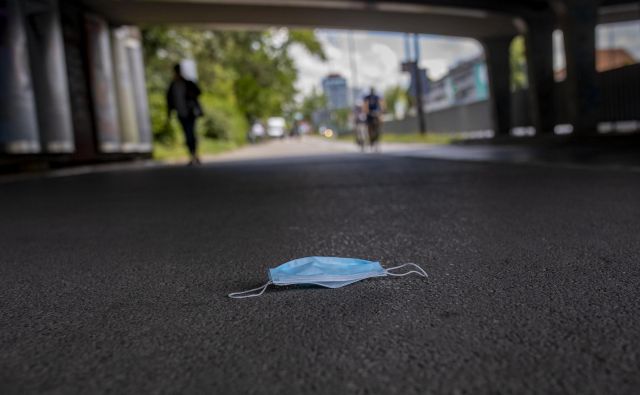 Ljudje protestirajo proti oblasti, ker zavaja, ker manipulira. FOTO: Voranc Vogel