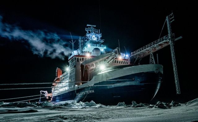 Fotografijo ledolomilca Polarstern Inštitut Alfreda Wagnerja objavil minuli teden, posneta pa je bila 1. januarja med polarno nočjo. Foto Lukas Piotrowski/Afp