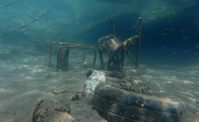 V morjih konča še vedno veliko preveč odpadkov. FOTO: Stelios Misinas/Reuters