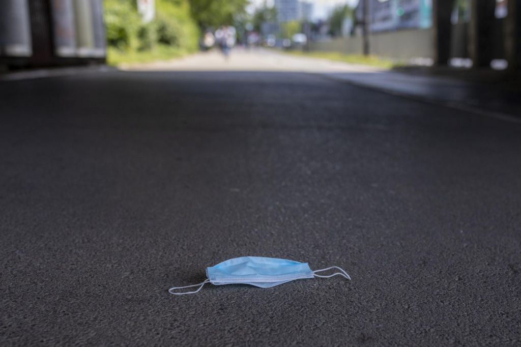 FOTO:Navidezno rešeni pred virusom, pred maskami še ne