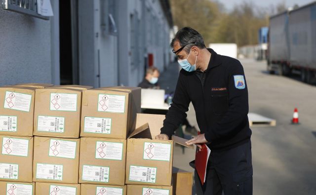 Prevzemanje zaščitne opreme aprila v državnem logističnem centru v Rojah. FOTO: Leon Vidic/Delo