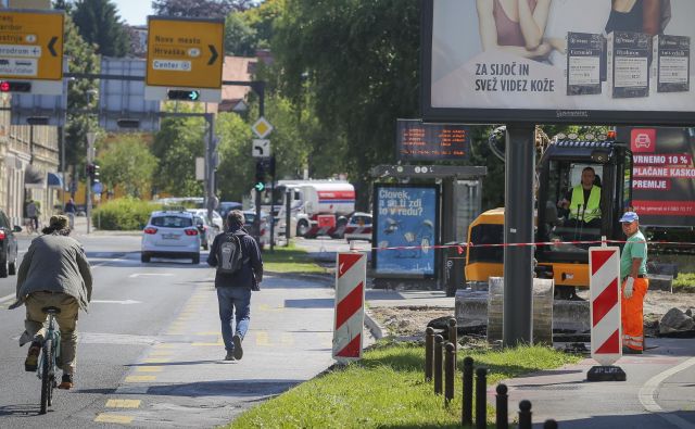 Tržaško cesto so začeli obnavljati na pločniku in postajališču pri Kinu Vič. FOTO: Jože Suhadolnik/Delo