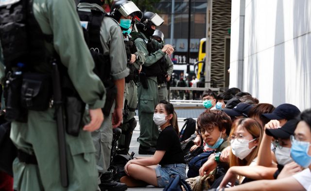 Demonstracije so se v Hongkongu začele lani s tako imenovanim gibanjem dežnikov zaradi namere, da bi prestopnikom iz Hongkonga sodili v celinski Kitajski. Zdaj je završalo zaradi himne, njeno žaljenje bi bilo po osnutku zakona obravnavano kot kriminalno dejanje. FOTO: Reuters