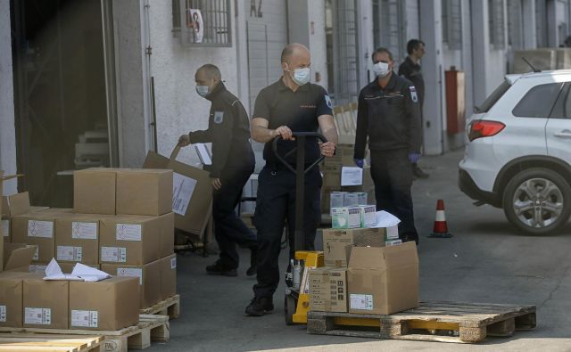 S koncem epidemije zavod za blagovne rezerve ni več pristojen za centralno nabavo zaščitne opreme, ki je zaradi domnevnih političnih vmešavanj in drugih nepravilnosti tudi pod drobnogledom kriminalistov. FOTO: Blaž Samec