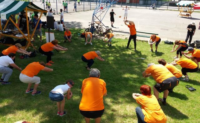 Oranževci, tako se imenujejo zaradi oranžnih majic, anorakov in flisov, s katerimi so vidni in prepoznavni, se znova družijo v 211 skupinah po Sloveniji. FOTO: arhiv društva Šola zdravja