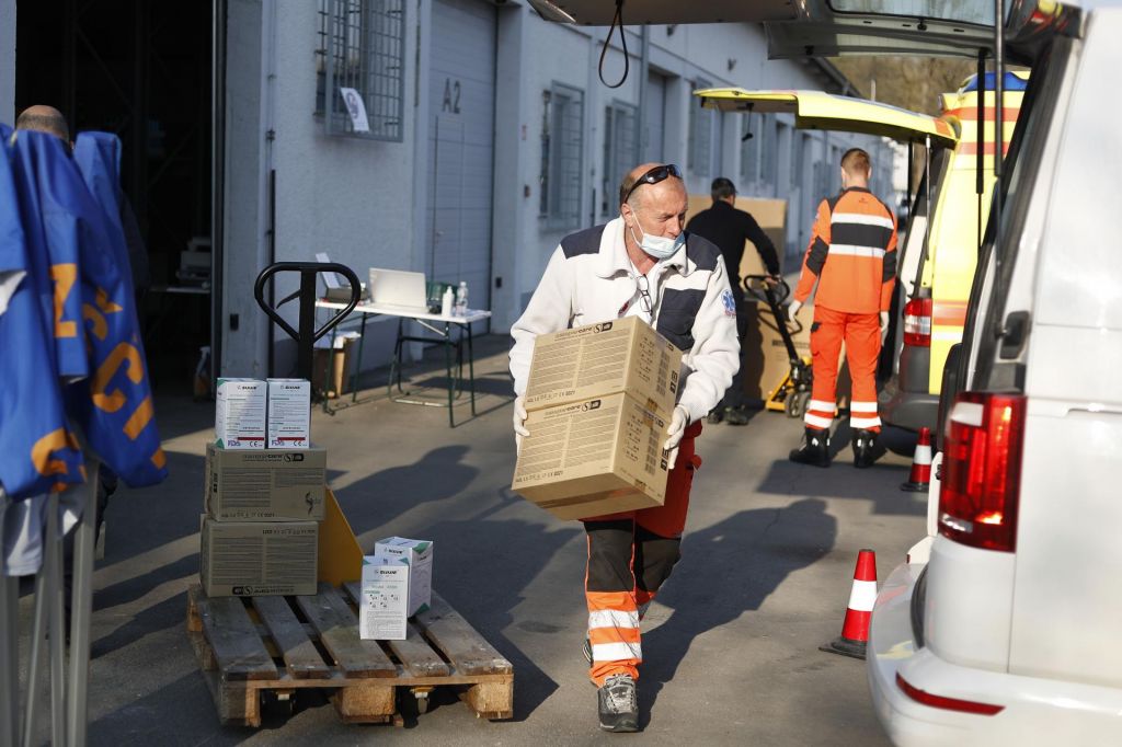 FOTO:Nabava zaščitne opreme znova v rokah zdravstvenih ustanov