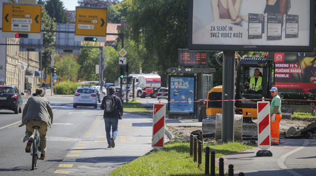 Med obnovami cest so kolesarski obvozi nevarni