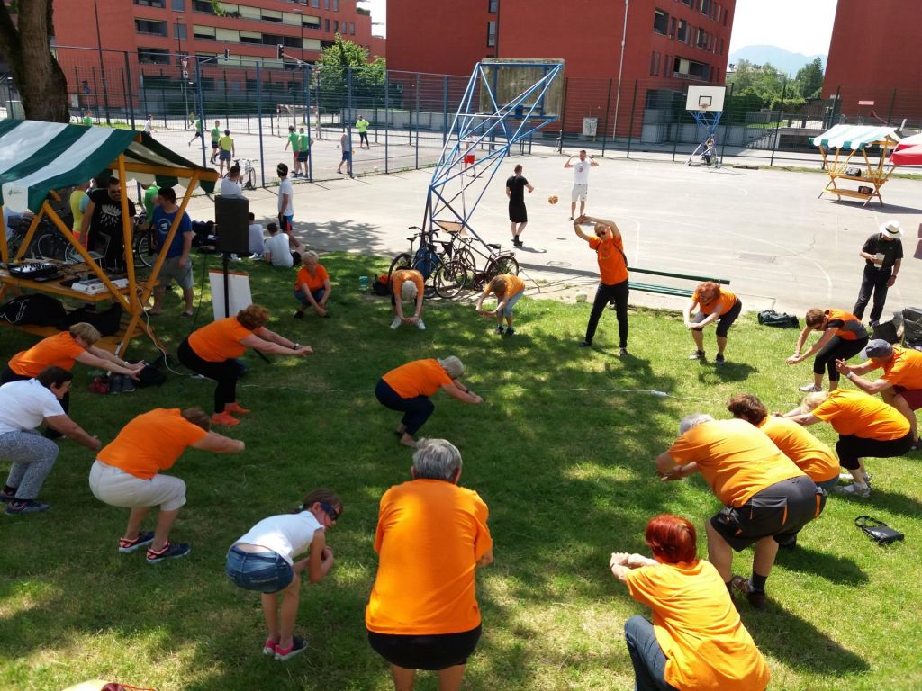 FOTO:Oranževci se spet gibajo in se družijo