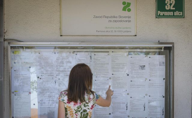 S krizo je vse več iskalcev zaposlitve na zavodu za zaposlovanje. FOTO: Jože Suhadolnik/Delo