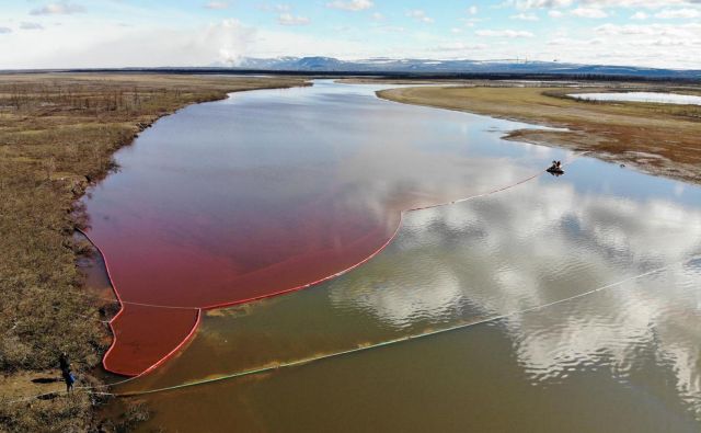 Več kot 20.000 ton dizelskega goriva se je razlilo na arktičnem območju, potem ko se je v elektrarni v bližini sibirskega mesta Norilsk zrušil rezervoar za gorivo. FOTO: Marine Rescue Service of Russia/AFP