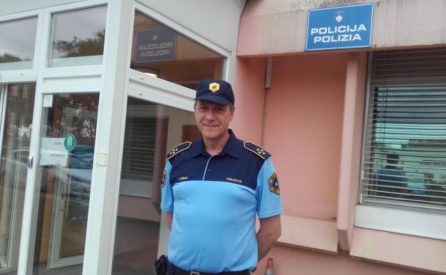 S sproščanjem zaščitnih ukrepov zaradi pandemije so se ilegalni prebežniki na novo organizirali, pove Viljem Toškan, vodja oddelka za državno mejo in tujce na koprski policijski upravi. FOTO: Nataša Čepar