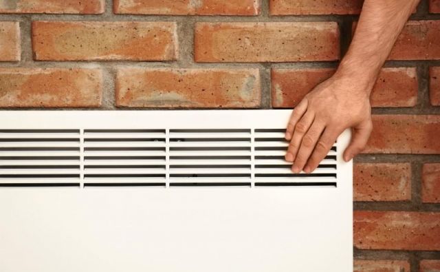 Priporočljivo je, da v času epidemije koronavirusa prezračevanje vključimo na večjo hitrost. Foto Stanisic Vladimir/Shutterstock