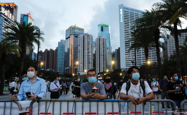 Večerno bedenje v Hongkongu v spomin na vse, ki so umrli na pekinškem Trgu nebeškega miru. FOTO: Reuters