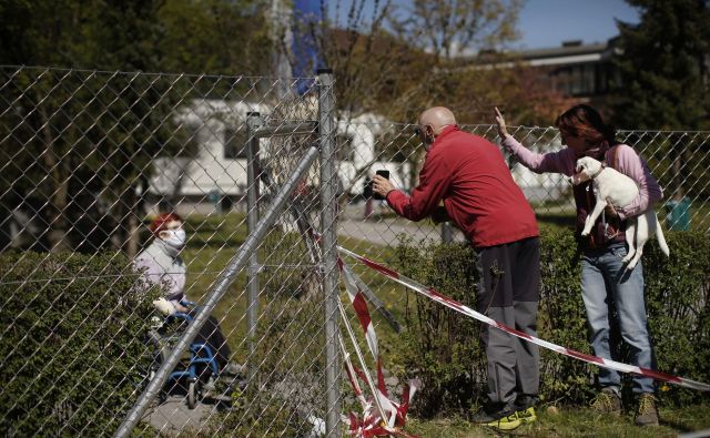 Kriza, ki je razgalila dolgoletne težave pri oskrbi v domovih za starejše, je pokazala tudi na nekatere druge pomanjkljivosti socialnovarstvenih storitev. FOTO: Jure Eržen