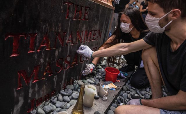 Večerno bedenje v Hongkongu v spomin na vse, ki so umrli na pekinškem Trgu nebeškega miru. Foto: Afp