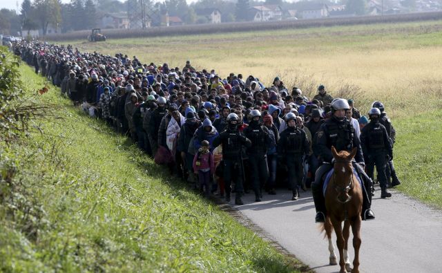 Slovenija bi bila pripravljena sodelovati pri premeščanju migrantov samo prostovoljno. Posnetek migrantov pri Dobovi med begunsko krizo leta 2015. FOTO: Srdjan Zivulovic/Reuters