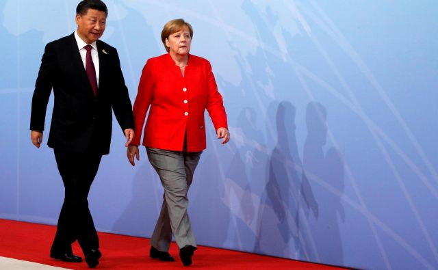 Angela Merkel in Xi Jinping bi se morala spet srečati septembra, a je vrh EU-Kitajska prestavljen. FOTO: Reuters