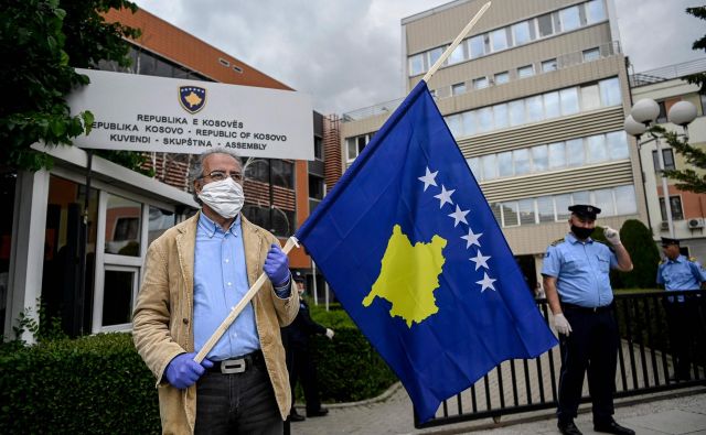 Po navedbah Hotija je odločitev začasna, ker bo Priština znova uvedla omejitve, če Beograd ne bo končal kampanje prepričevanja držav, naj prekličejo priznanje Kosova. Foto: AFP