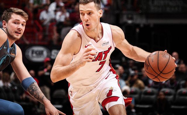 Goran Dragić (z žogo) je med pandemijo koronavirusa ostal v Miamiju, Luka Dončić (levo) se bo sredi meseca vrnil v ZDA, kjer ga čaka 14-dneva karantena. FOTO: Miami Heat