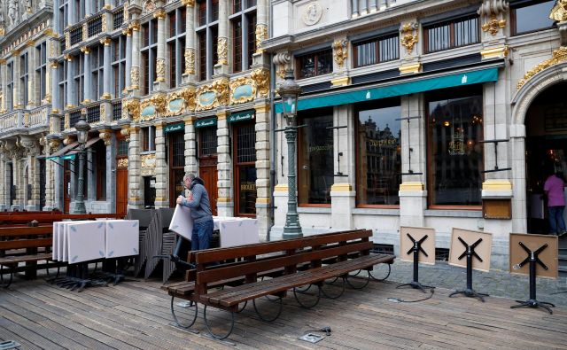 Javnomnenjska raziskava je razkrila, da si osem od desetih Belgijcev želi v kavarno ali restavracijo takoj, ko bo mogoče. V ponedeljek bo očitno gneča in nanjo se že pripravljajo tudi gostinci. FOTO: Francois Lenoir/Reuters