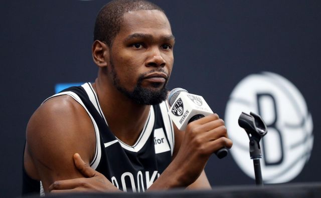 Kevin Durant je lani kot prosti igralec z vodstvom kluba Brooklyn Nets podpisal štiriletno pogodbo, vredno 164 milijonov dolarjev. FOTO: Mike Lawrie/AFP