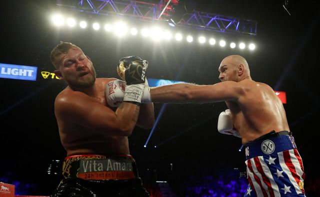 Tom Schwarz (levo) se junija lani ni dolgo upiral Tysonu Furyju. FOTO: Mike Segar/Reuters