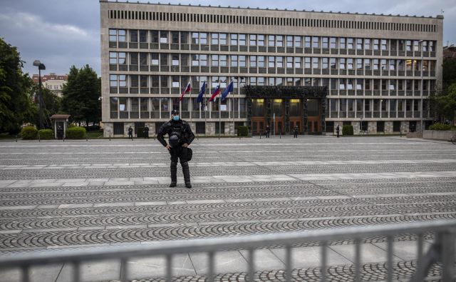 Približno 17 odstotkov anketiranih delo državnega zbora ocenjuje pozitivno, 43 odstotkov pa negativno. FOTO: Voranc Vogel/Delo