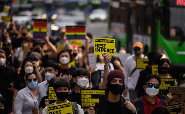 Protestniki so danes v prestolnici Južne Koreje izrazili podporo žrvam rasizma in polcijskega nasilja v ZDA. FOTO: Ed Jones/AFP