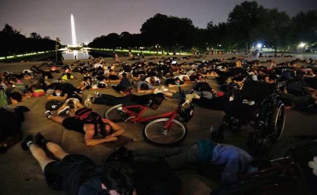 Protestno ležanje ob Lincolnovem spomeniku v Washingtonu. FOTO: Joey Roulette/Reuters