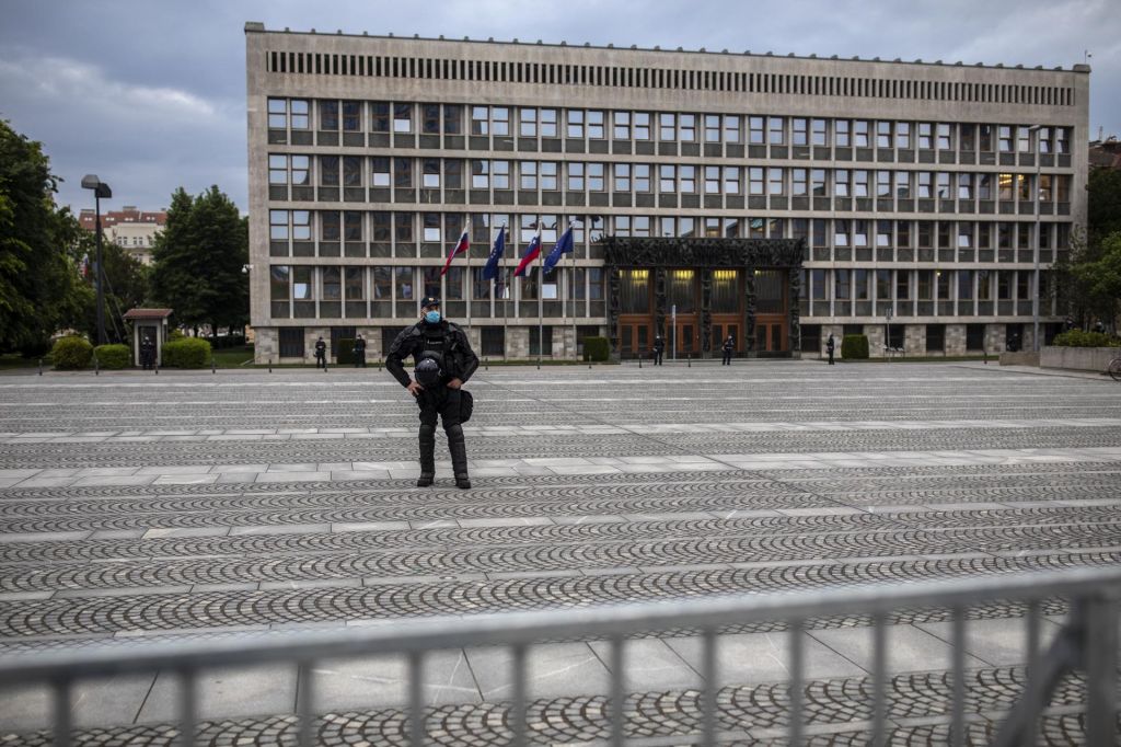 FOTO:SDS pridobila podporo, druge koalicijske partnerice pa so jo izgubile