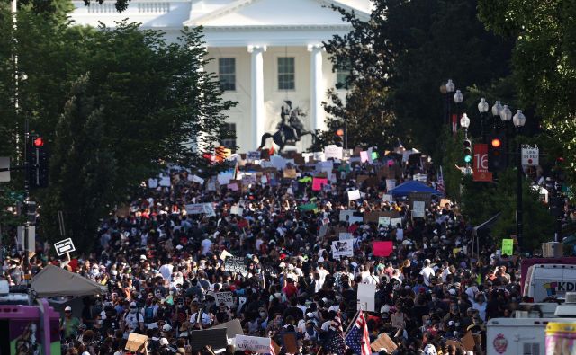 Gnevu proti policijskemu nasilju, zaradi katerega je umrl George Floyd, se v domači Beli hiši seveda ne more izogniti niti Donald Trump. Foto AFP