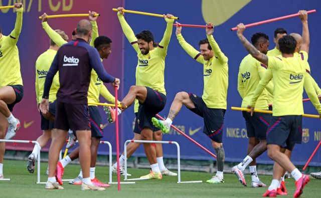 Lionel Messi in Luis Suarez na treningih ne skrivata dobre volje, kar je odličen znak za navijače Barcelone. FOTO: Miguel Ruiz/AFP