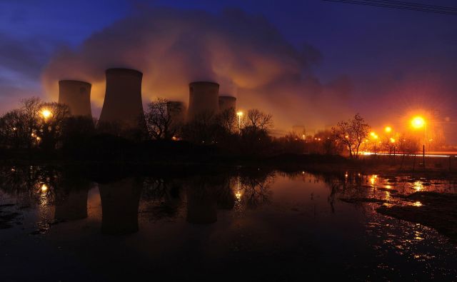 Britanska premogovna termoelektrarna Drax postopoma prehaja na lesne pelete, preostale tri bodo zaprli čez pet let. FOTO: Nigel Roddis/Reuters