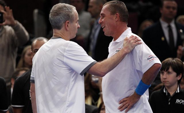 Ivan Lendl (desno) in John McEnroe sta ostala tekmeca tudi v zrelih letih na ekshibicijskih dvobojih. FOTO: Mike Segar/Reuters