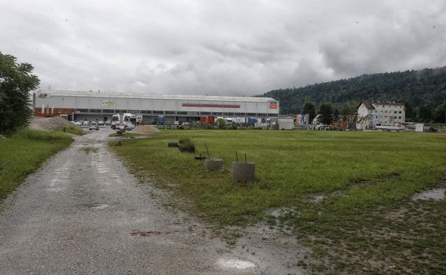 Severozahodni trikotnik med Celovško cesto in gorenjsko progo je degradirano območje. FOTO: Blaž Samec/Delo