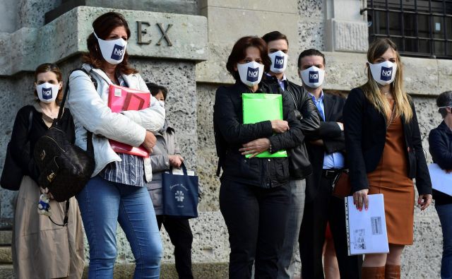 Člani odbora Noi denunceremo (Ovadili bomo) v večini predstavljajo svojce žrtev novega koronavirusa. Na fotografiji pred stavbo tožilstva v Bergamu. FOTO: Miguel Medina/AFP