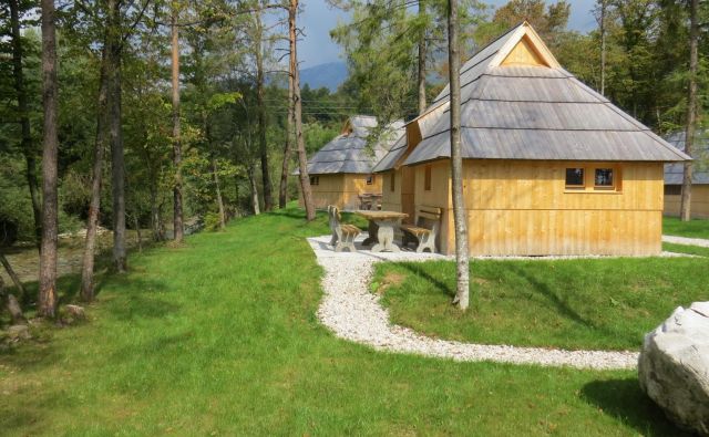 Štiri lično izdelane lesene hišice, podobne tistim z Velike planine, so postavljene na priobalnem zemljišču. FOTO: Bojan Rajšek/Delo