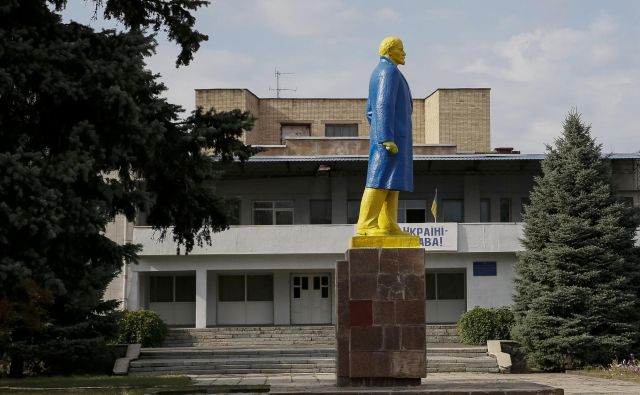 »No, daleč smo zašli od izhodišča, ki je bilo: slavitev Lenina, užaljenost zaradi tvita o virusu Lenina in Marxa, poklon z venci pred Kidričem …« Foto Gleb Garanich/ Reuters