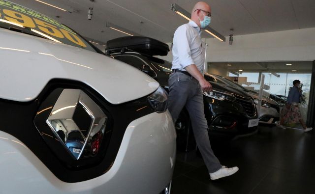 V času ”zaprtja” gospodarstev se je prodaja novih avtomobilov skoraj ustavila.<br />
FOTO: Yves Herman/Reuters