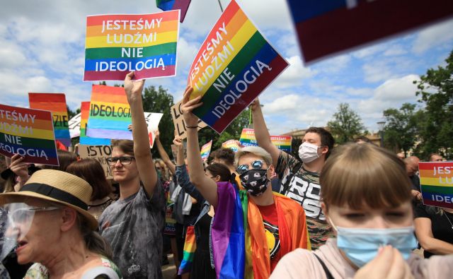 Protesti proti predsedniku Andrzeju Dudi zaradi spornih izjav proti skupnost LGBT+ med njegovim volilnim shodom v Lublinu. FOTO: Agencja Gazeta/Reuters
