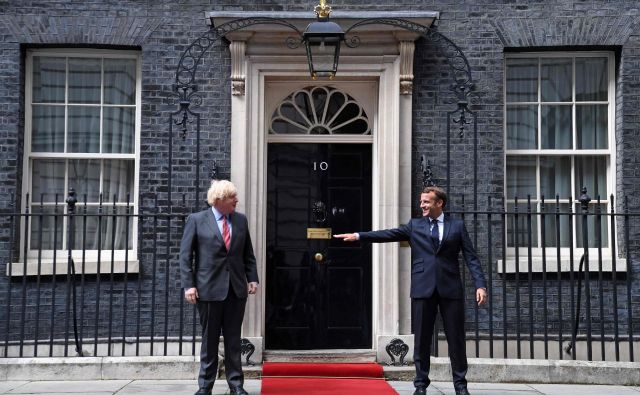 Boris Johnson in Emmanuel Macron med ohranjanjem varne razdalje pred vhodom v Downing Street 10. Foto: Daniel Leal-olivas/Afp
