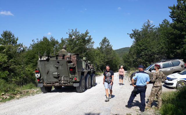 Vojska na meji pomaga policiji tudi z oklepniki. Foto Slovenska vojska