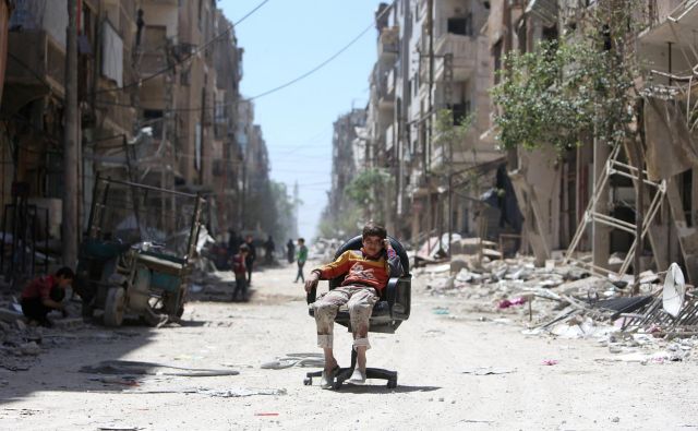 Sirski vsakdanjik v mestu Douma na obrobju Damaska.<br />
FOTO: Reuters