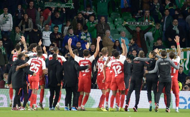 Nogometaši Seville so se takole novembra veselili zmage nad igralci Reala Betisa. FOTO: AFP