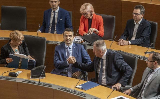 Zdravka Počivalška je koalicija zaščitila, vajo bodo poslanci ponovili konec poletja na interpelaciji proti ministru Alešu Hojsu. Z njo pa žugajo tudi ministru Mateju Toninu. FOTO: Voranc Vogel/Delo